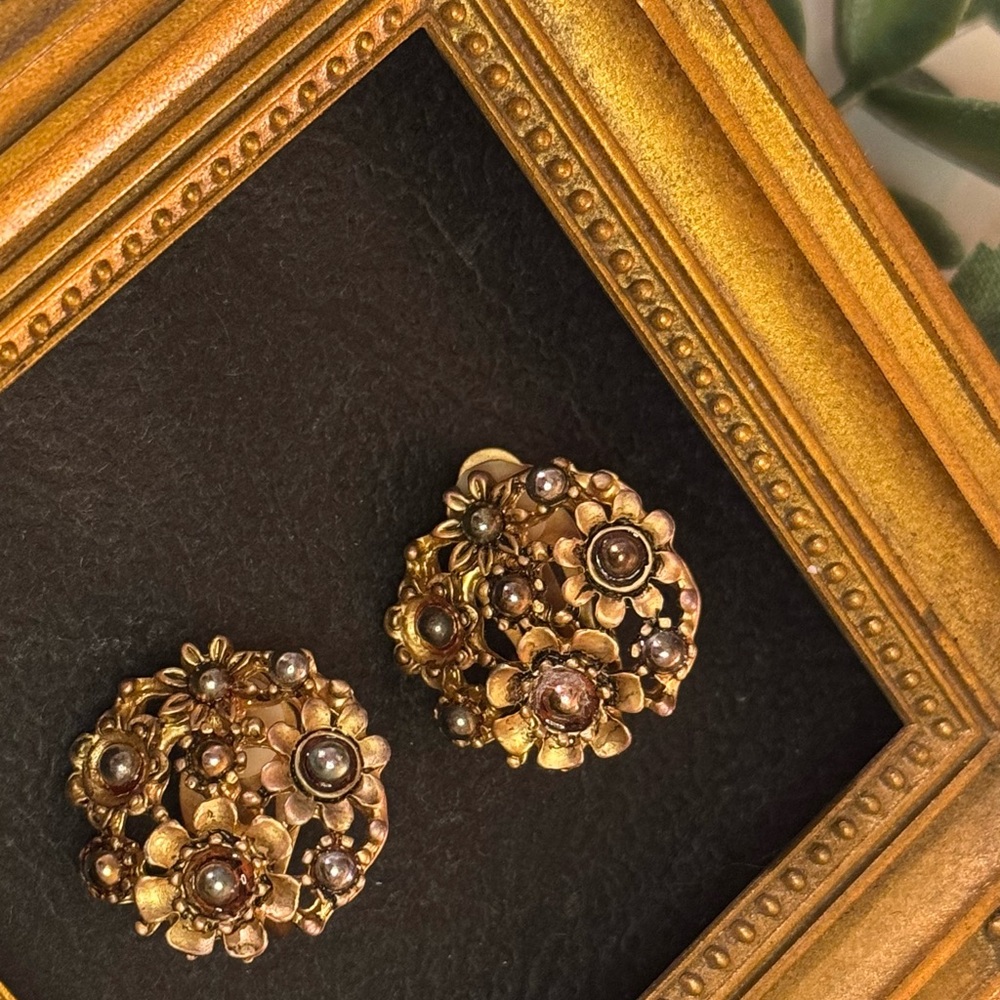 VTG Gorgeous Brassy Gold Floral Cluster w/ Grey Pearls Earrings - Picture 12 of 16